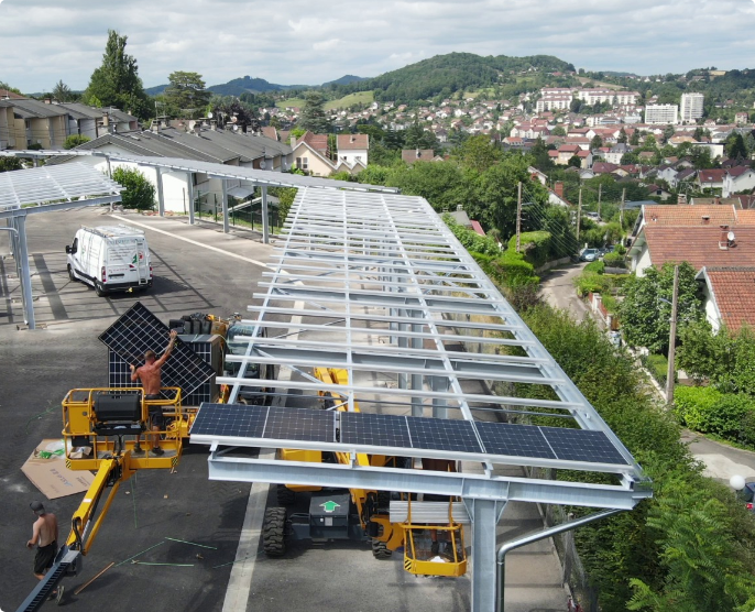 Pose des panneaux photovoltaiques sur la structure des ombri&egrave;res du parking du sidec du jura
