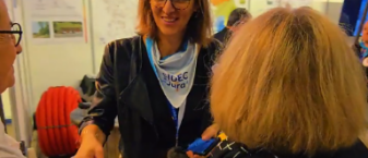 Directrice administration g&eacute;n&eacute;rale et finance entrain de renseigner des personnes su run salon