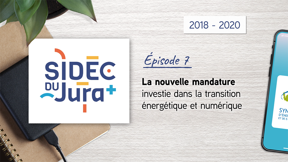 Visuel d&rsquo;introduction de l&rsquo;&eacute;pisode 7 sur l&rsquo;histoire du SIDEC du Jura. &Agrave; gauche, le logo du SIDEC du Jura. &Agrave; droite, un visuel indique &laquo; &Eacute;pisode 7 &ndash; La nouvelle mandature investie dans la transition &eacute;nerg&eacute;tique et num&eacute;rique &raquo; avec la p&eacute;riode &laquo; 2018-2020 &raquo;, accompagn&eacute; d&rsquo;&eacute;l&eacute;ments &eacute;voquant les outils num&eacute;riques.