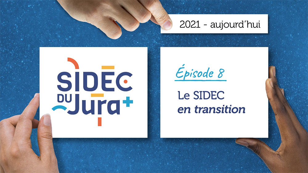 Visuel d&rsquo;introduction de l&rsquo;&eacute;pisode 8 sur l&rsquo;histoire du SIDEC du Jura. &Agrave; gauche, le logo du SIDEC du Jura. &Agrave; droite, une carte indique &laquo; &Eacute;pisode 8 &ndash; Le SIDEC en transition &raquo; avec la p&eacute;riode &laquo; 2021 &ndash; aujourd&rsquo;hui &raquo;, tenue par des mains sur un fond bleu.
