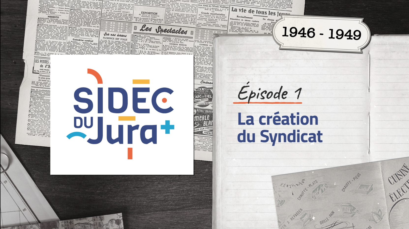 Visuel d&rsquo;introduction de l&rsquo;&eacute;pisode 1 sur l&rsquo;histoire du SIDEC du Jura. &Agrave; gauche, le logo &laquo; SIDEC du Jura &raquo;. &Agrave; droite, une page de carnet avec le texte &laquo; &Eacute;pisode 1 &ndash; La cr&eacute;ation du Syndicat &raquo; et la p&eacute;riode &laquo; 1946-1949 &raquo;, sur fond de journaux anciens.