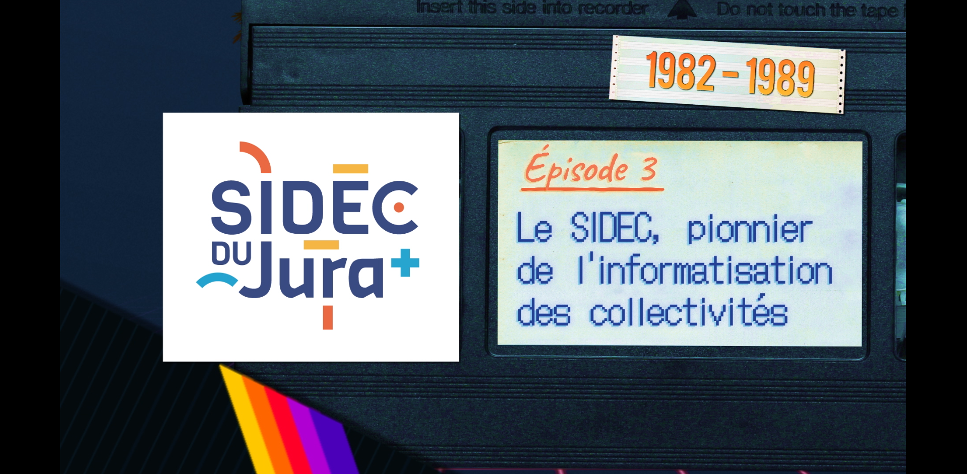 Visuel d&rsquo;introduction de l&rsquo;&eacute;pisode 3 sur l&rsquo;histoire du SIDEC du Jura. &Agrave; gauche, le logo du SIDEC du Jura. &Agrave; droite, un &eacute;cran r&eacute;tro affiche &laquo; &Eacute;pisode 3 &ndash; Le SIDEC, pionnier de l&rsquo;informatisation des collectivit&eacute;s &raquo; avec la p&eacute;riode &laquo; 1982-1989 &raquo;.