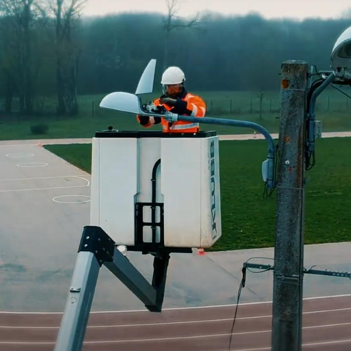 Technicien qui proc&egrave;de &agrave; la maintenance d'un &eacute;clairage