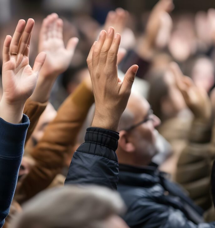 Personne r&eacute;unis pour un vote &agrave; mains lev&eacute;es