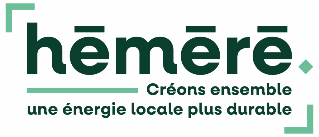 Logo H&eacute;m&egrave;re de couleur verte, avec des &eacute;l&eacute;ments graphiques d&rsquo;encadrement aux coins et le nom H&eacute;m&egrave;re stylis&eacute;, accompagn&eacute; du slogan : &ldquo;Cr&eacute;ons ensemble une &eacute;nergie locale plus durable&rdquo;. - Agrandir l'image, fen&ecirc;tre modale