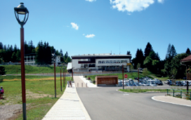 photo d'un parking avec des &eacute;clairages publics - Agrandir l'image, fen&ecirc;tre modale