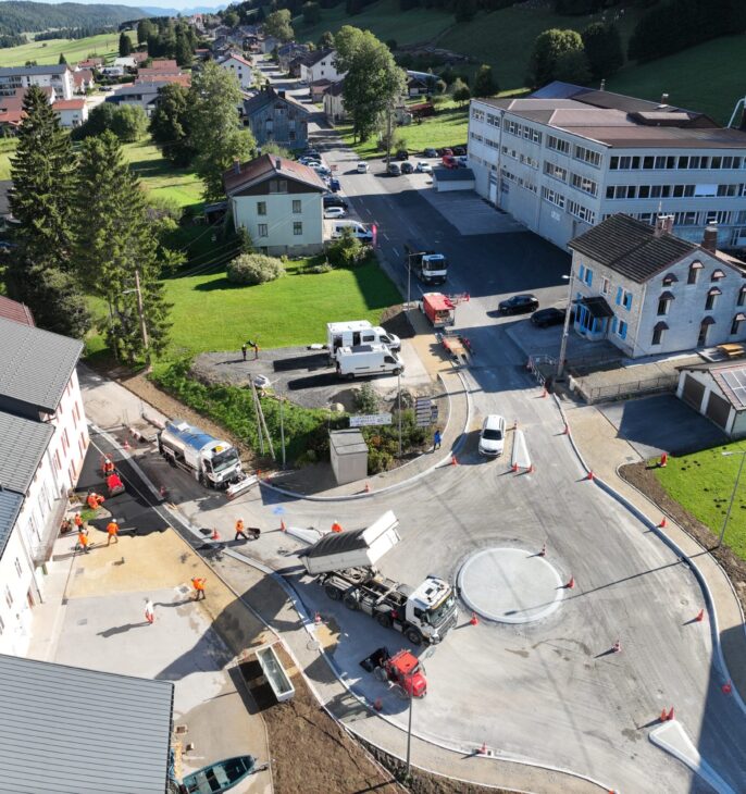 Vue a&eacute;rienne d'un chantier d'am&eacute;nagement routier avec cr&eacute;ation d'un giratoire au c&oelig;ur d'un village.