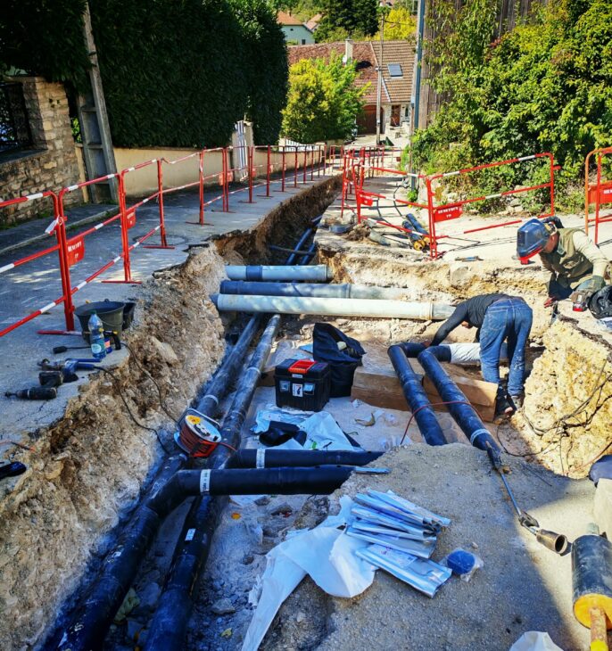 travaux de r&eacute;seaux de chaleur, homme qui creusent la route pour ins&eacute;rer des tuyaux