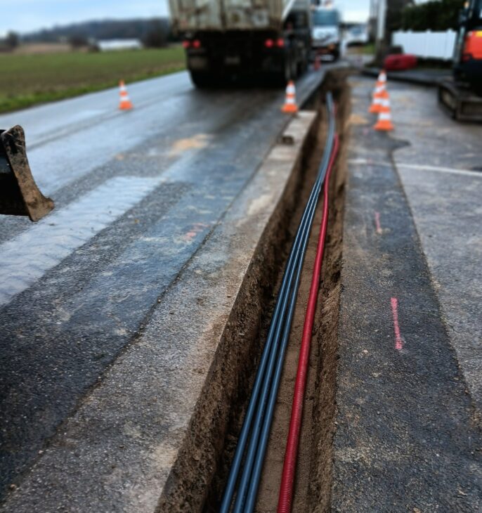image d'un chantier avec une tranch&eacute;e r&eacute;alis&eacute; dans de la voirie contenant des c&acirc;bles dont l'&eacute;lectricit&eacute;.
