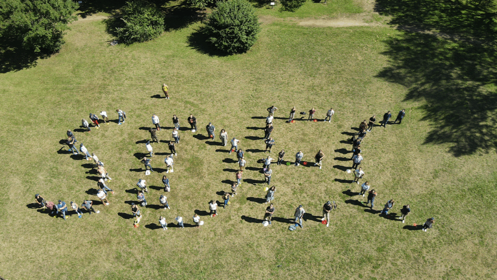 photo a&eacute;rienne des agents qui forme les lettres SIDEC - Agrandir l'image, fen&ecirc;tre modale