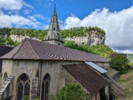 toit d'une &eacute;glise r&eacute;nov&eacute; &agrave; Baume-les-Messieurs - Agrandir l'image, fen&ecirc;tre modale