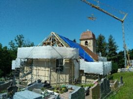 &eacute;glise en r&eacute;novation avec la charpente du toit en cours de pose - Agrandir l'image, fen&ecirc;tre modale
