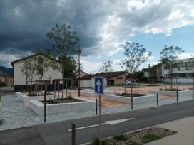 parking am&eacute;nag&eacute; avec v&eacute;g&eacute;talisation - Agrandir l'image, fen&ecirc;tre modale