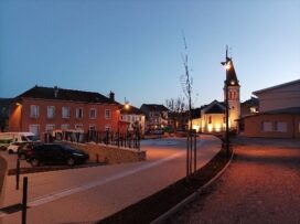 &eacute;clairage nocturne d'un village et d'une &eacute;glise - Agrandir l'image, fen&ecirc;tre modale