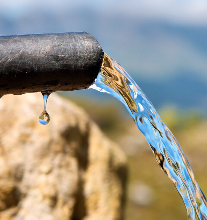 &Eacute;coulement d'eau claire depuis une canalisation, symbole de gestion et d'approvisionnement en eau.