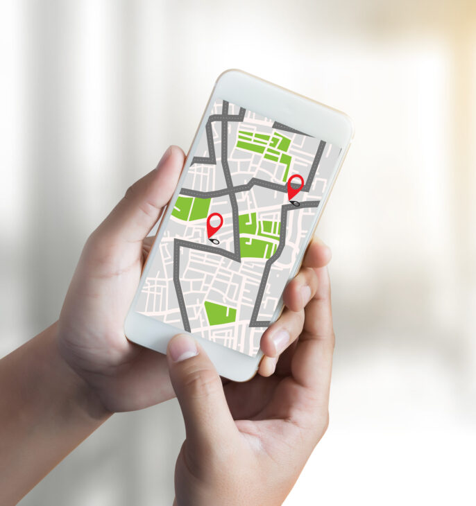 Smartphone affichant une carte de g&eacute;olocalisation avec plusieurs points de rep&egrave;re.