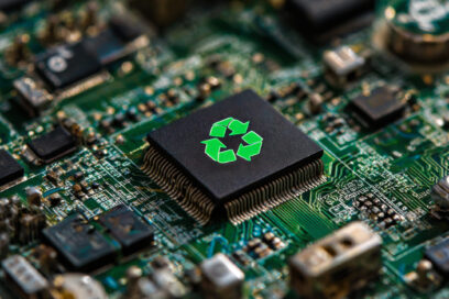 image d'une carte m&egrave;re d'ordinateur avec un composant qui &agrave; le pictogramme en vert qui repr&eacute;sente le recyclage - Agrandir l'image, fen&ecirc;tre modale