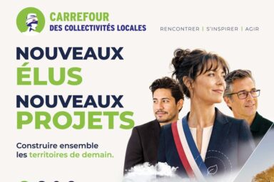 Affiche pour le carrefour des collectivit&eacute;s locales. Une femme au centre et deux hommes des &eacute;lus avec des &eacute;charpes de maires. Les dates sont les 8 et 9 octobre 2026 &agrave; Micropolis Besan&ccedil;on.