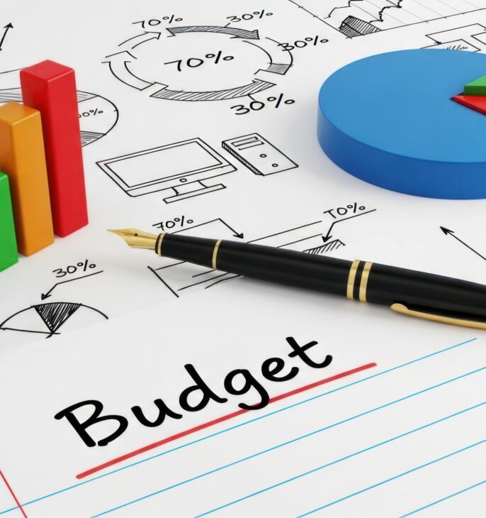feuille avec not&eacute; &agrave; la main budget et en 3d des graphiques color&eacute;s