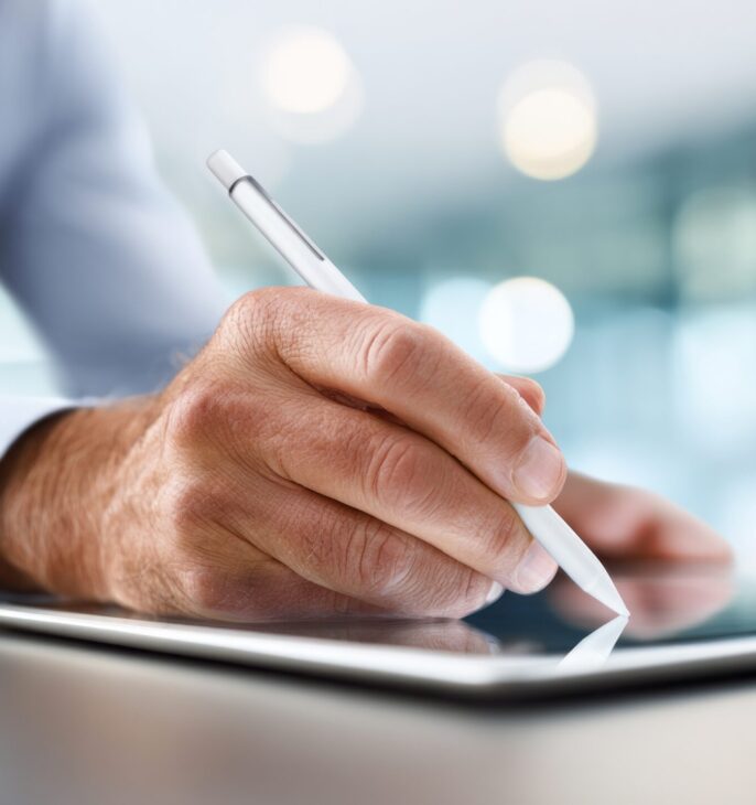 main masculine qui signe sur une tablette
