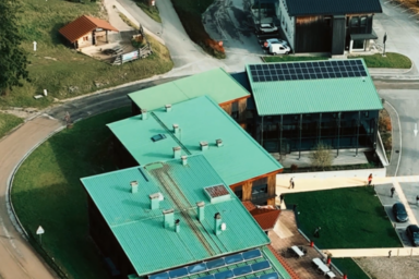 vue du ciel d'un batiment qui utilise les &eacute;nergies renouvelables thermiques