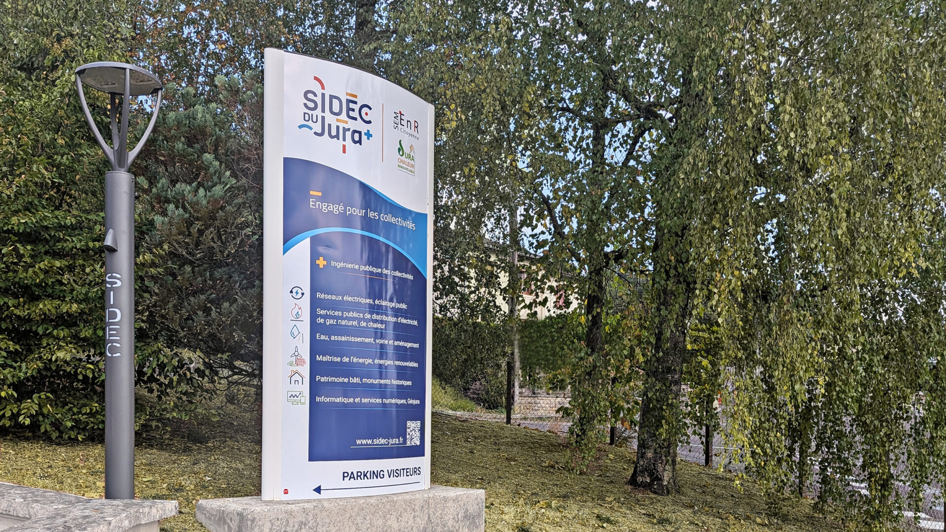 panneau d'accueil &agrave; l'entr&eacute;e du SIDEC avec un lampadaire led dans lequel sont grav&eacute; les lettres SIDEC.