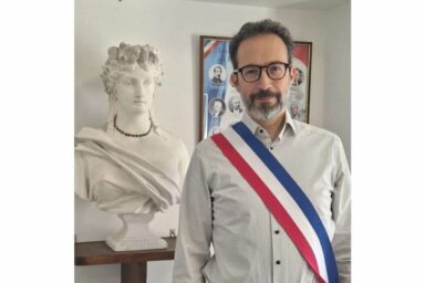 Monsieur Weber pr&eacute;sident de la Boucl'Enr Comtoise et Maire d'une commune avec une &eacute;charpe aux couleurs bleu blanc et rouge devant une sculpture du buste de la marianne