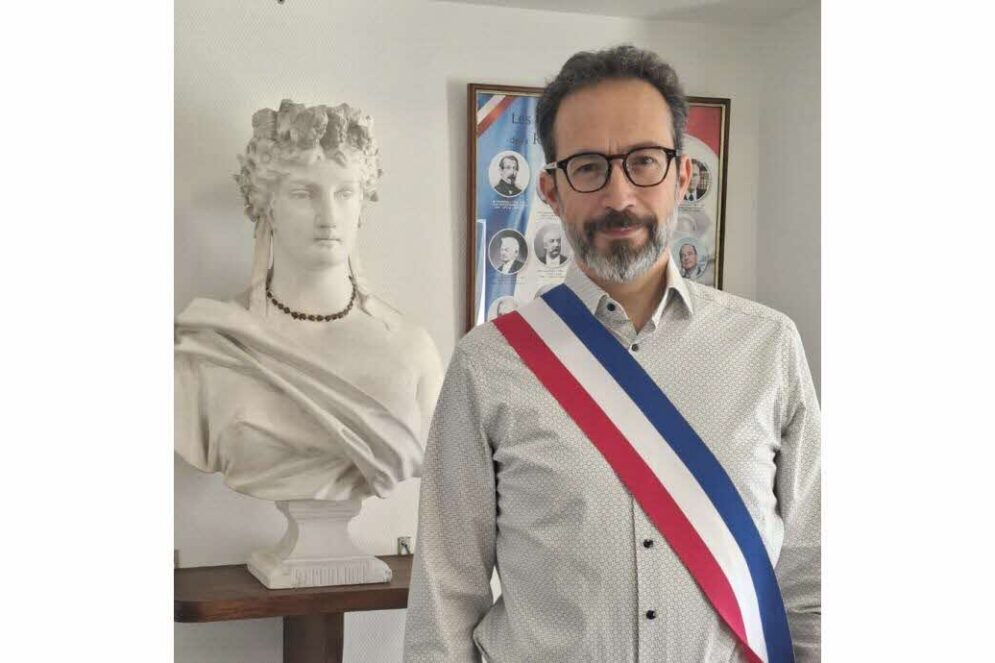 Monsieur Weber pr&eacute;sident de la Boucl'Enr Comtoise et Maire d'une commune avec une &eacute;charpe aux couleurs bleu blanc et rouge devant une sculpture du buste de la marianne