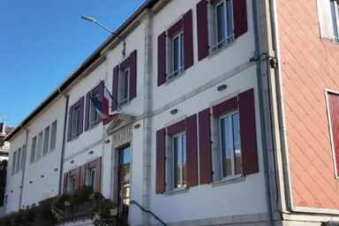 Vue de face d'une mairie qui a r&eacute;alis&eacute;e des travaux d'accessibilit&eacute; et de r&eacute;novation &eacute;nerg&eacute;tique