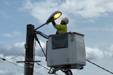 Maintenance d'&eacute;clairage public avec un technicien dans une nacelle